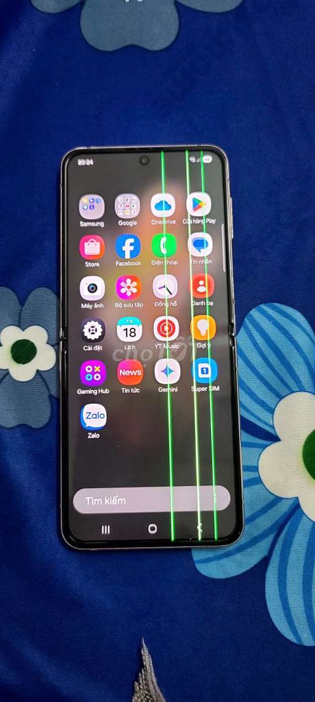 Samsung Galaxy Z Flip4 sọc màn hình . Mua bán Điện thoại tại Quận 12 Tp Hồ Chí Minh được đăng bởi Hoàng Lê  hình 1