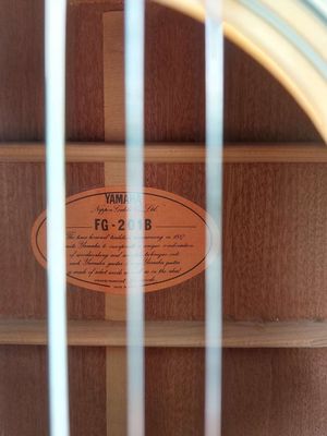 Cần bán guitar acoustic yamaha