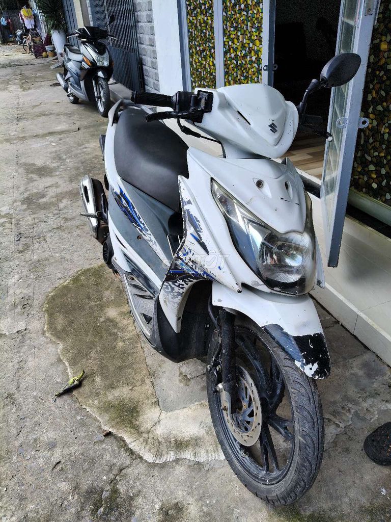 Белый скутер Suzuki