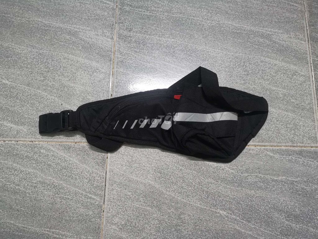 Túi đeo chéo Nike Nylon Running Unisex Đen. Mua bán Túi xách tại Quận Gò Vấp Tp Hồ Chí Minh được đăng bởi LinhVu2hands hình 1
