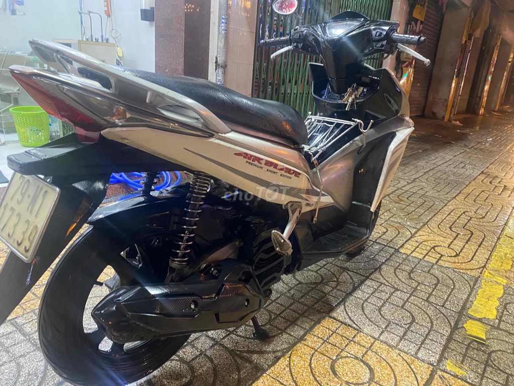 Honda Air Blade 2011 бело-серебристо-черный