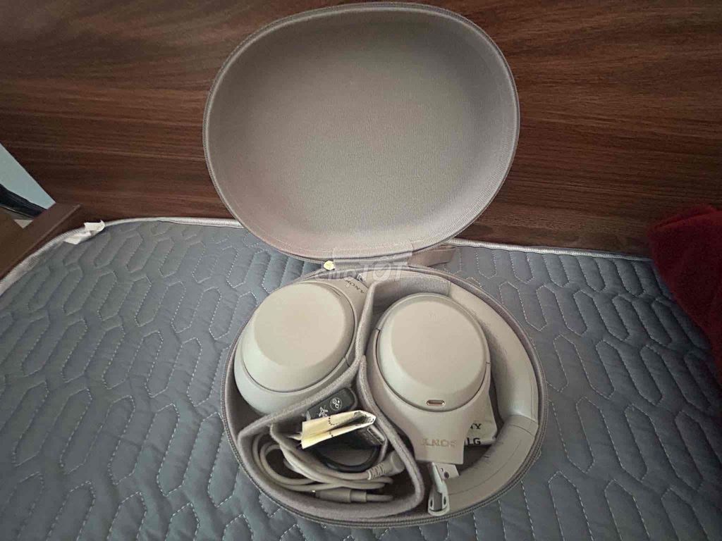 Tai nghe Sony WH-1000XM4 màu Be đã qua sử dụng. Mua bán Tivi, Âm thanh tại Quận Hai Bà Trưng Hà Nội được đăng bởi Nguyễn Quang Minh hình 1