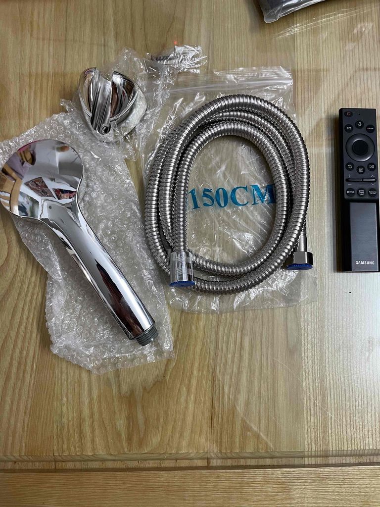 Vòi sen tắm xi Kim loại Bạc 150cm. Mua bán Thiết bị vệ sinh, nhà tắm tại Quận Bình Thạnh Tp Hồ Chí Minh được đăng bởi tiến đức hình 1