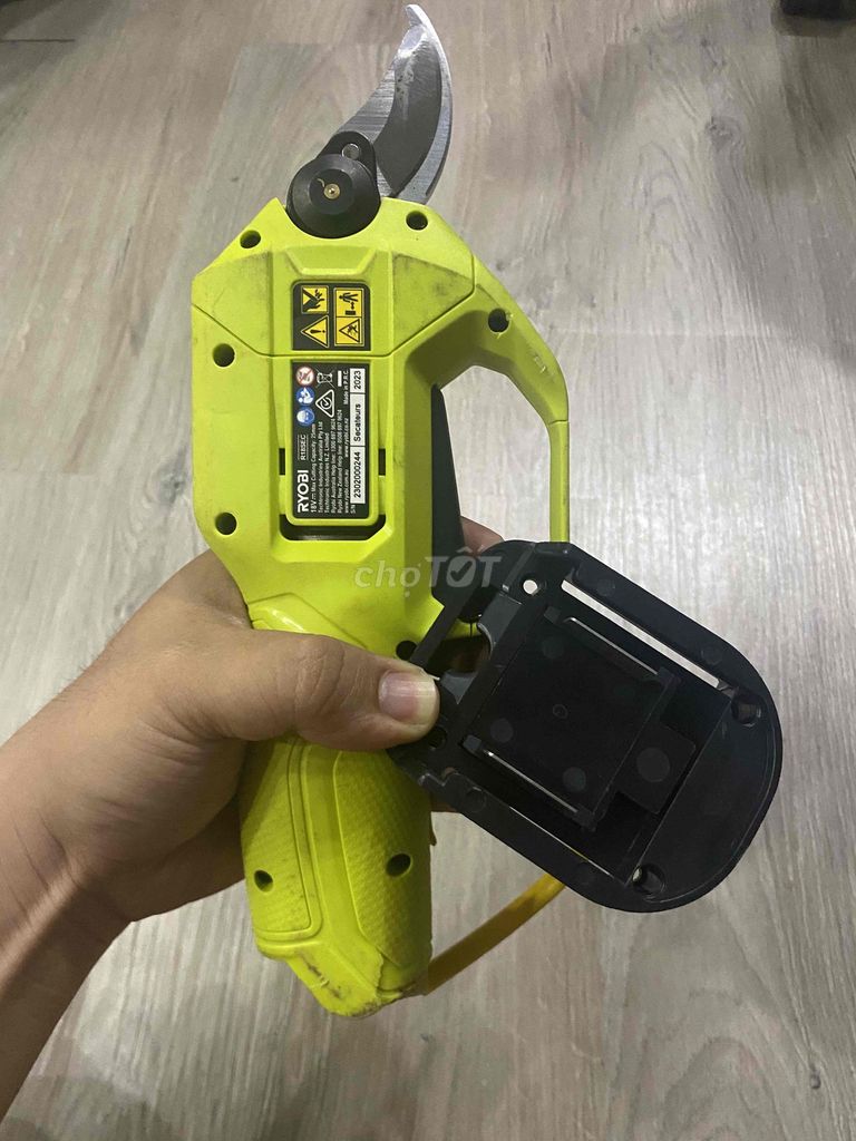 Kéo cắt cành Ryobi 18V đã chế chân pin 21V. Mua bán Đồ chuyên dụng, Giống nuôi trồng tại Huyện Trảng Bom Đồng Nai được đăng bởi Bình Phan hình 1