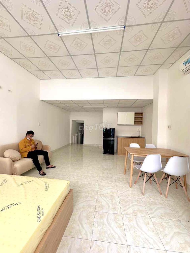 Chdv mới xây ngay ngã tư Bảy Hiền, ban công 40m2