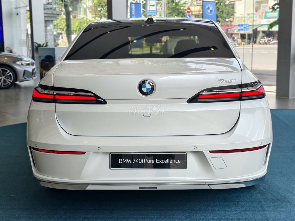 BMW 740i Pure Excellence, белый, 5-местный