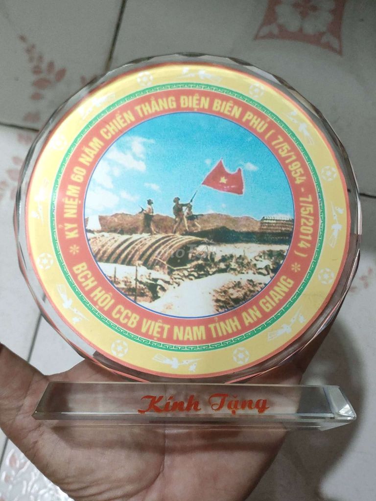 Kỷ niệm chương Thủy tinh. Mua bán Đồ sưu tầm, đồ cổ tại Thành phố Long Xuyên An Giang được đăng bởi NGUYỄN LONG 217 hình 1