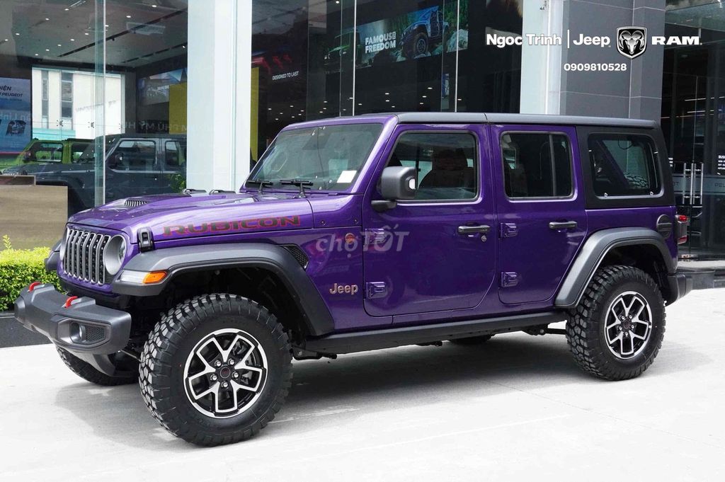 Фиолетовый внедорожник Jeep Wrangler Rubicon