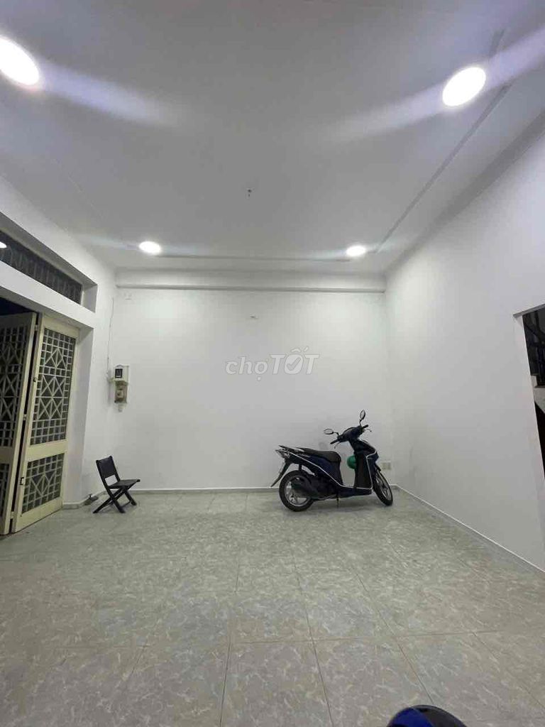 Hoàng Văn Thụ, p4, dt: 6 x 12m_ 1t 2L_ 4p, 5wc. Gía 27Tr _ cho