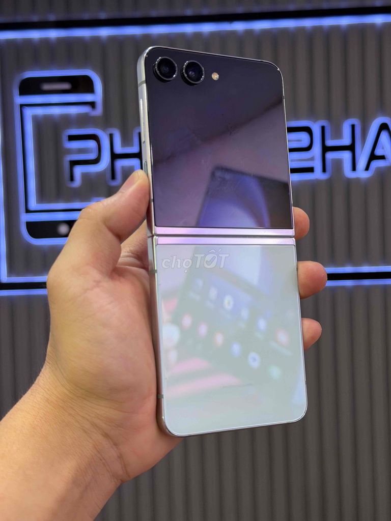 Samsung Galaxy Z Flip5 512GB 99%. Mua bán Điện thoại tại Quận 3 Tp Hồ Chí Minh được đăng bởi Phone2Hand hình 1