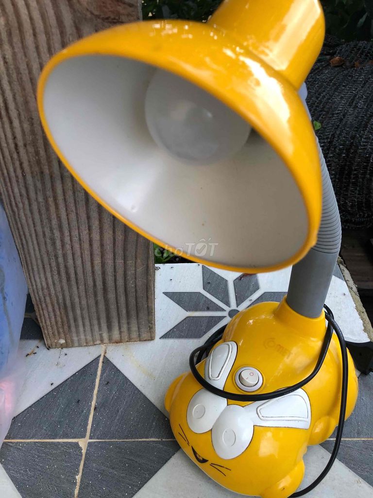 Đèn bàn Comet Vàng Nhựa. Mua bán Đèn tại Huyện Đức Trọng Lâm Đồng được đăng bởi shopthoitrangnu hình 1