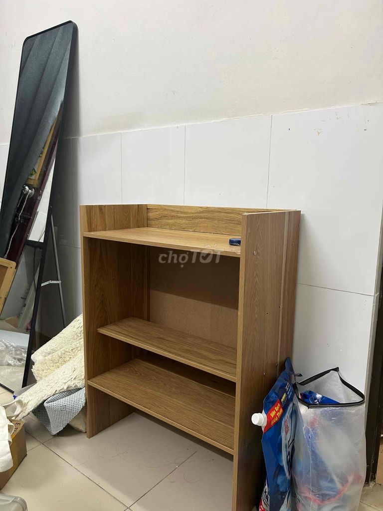 Kệ tủ gỗ màu vàng gỗ. Mua bán Tủ, kệ gia đình tại Quận Tân Bình Tp Hồ Chí Minh được đăng bởi Nguyen Vuong hình 1