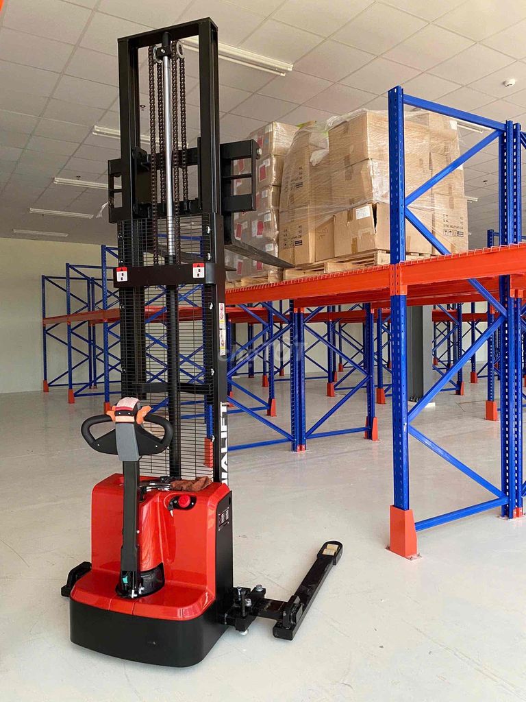 xe nâng điện stacker