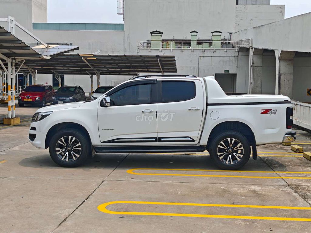 Белое 5-местное автомобильное масло Chevrolet Colorado
