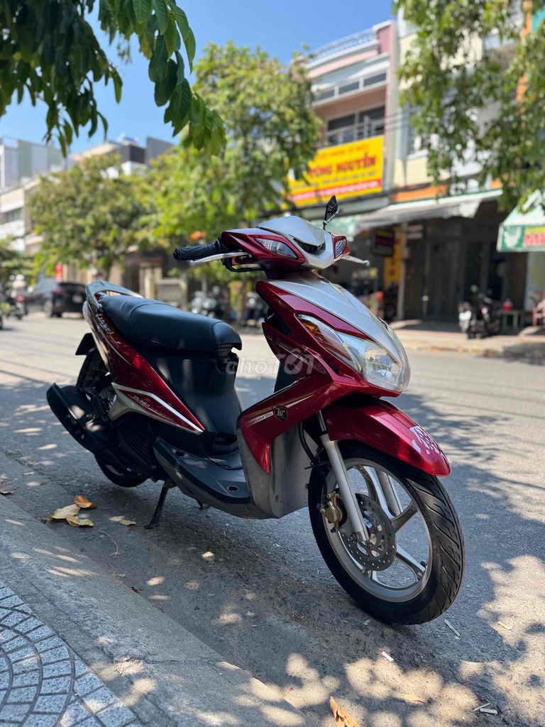 Красный скутер Yamaha Luvias
