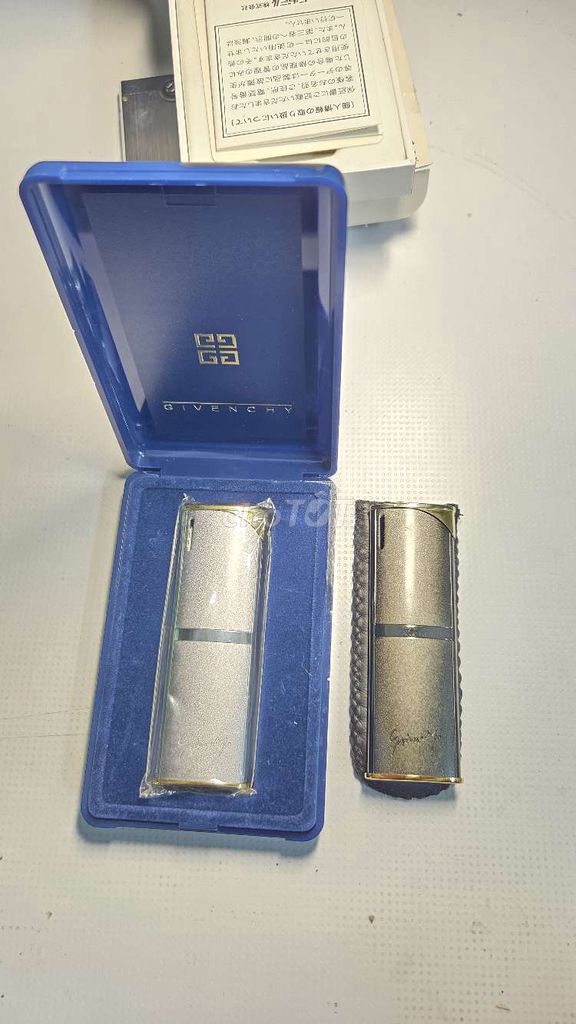 Bật lửa Givenchy Kim loại Bạc. Mua bán Đồ sưu tầm, đồ cổ tại Thành phố Nam Định Nam Định được đăng bởi Thanh Dzuy hình 1