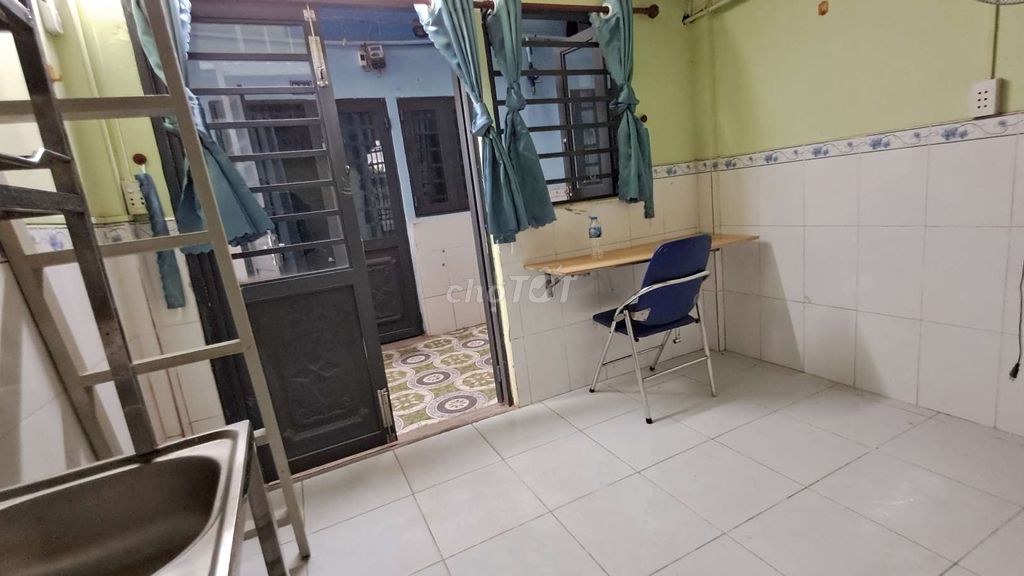 Cho thuê phòng máy lạnh, có gác, giờ tự do, gần đường Phạm Văn Đồng