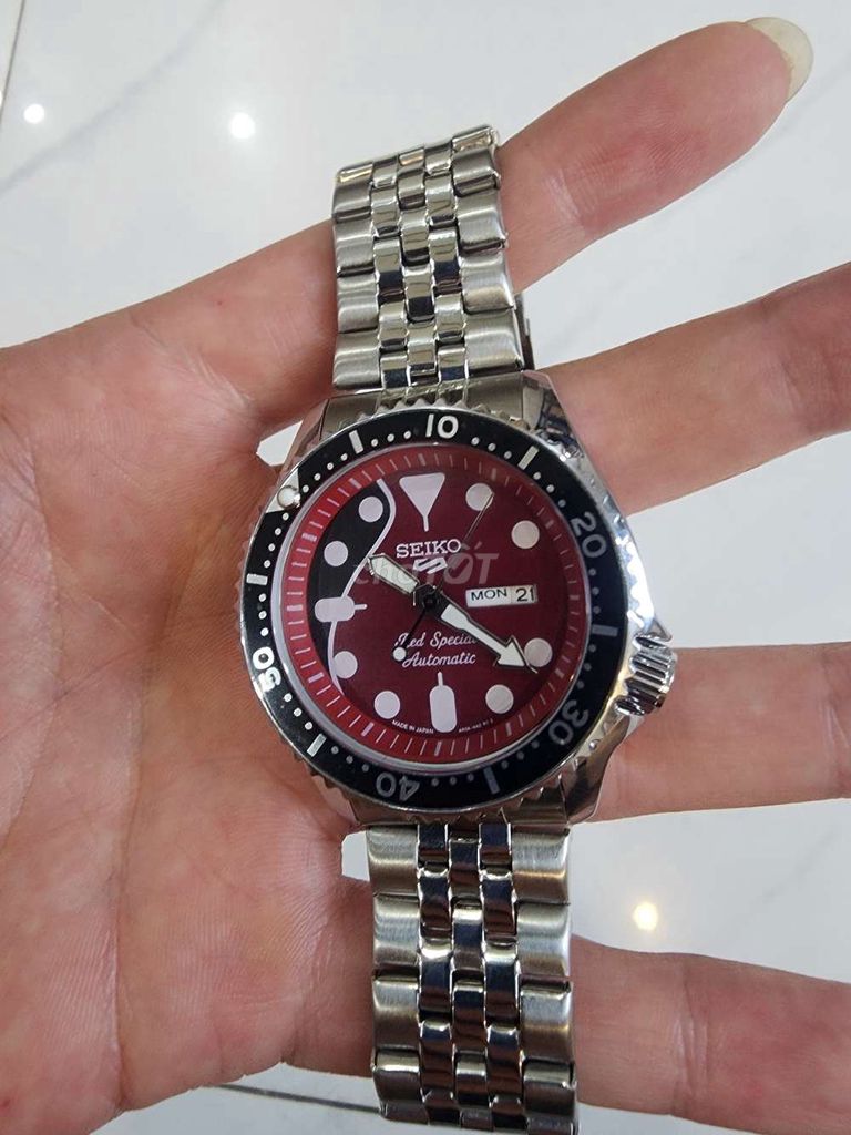 Đồng hồ đeo tay Seiko Nam Đỏ Bạc. Mua bán Đồng hồ tại Thành phố Thái Bình Thái Bình được đăng bởi KeV hình 1