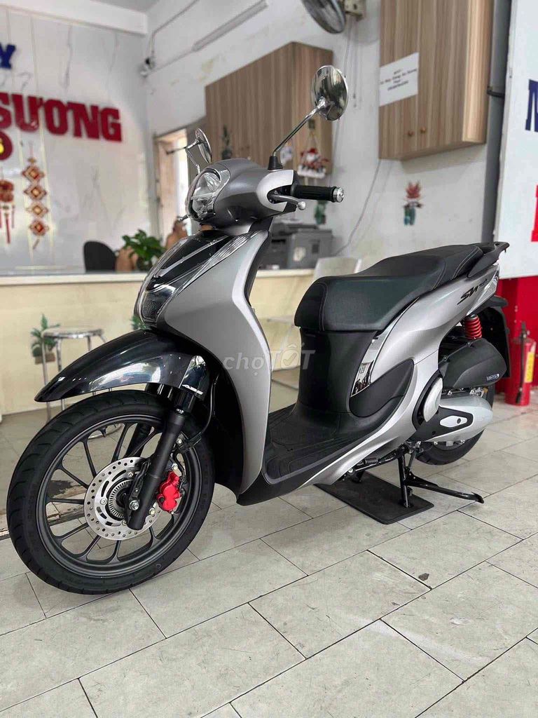 Модель Honda SH ABS 2025 серебристо-черная