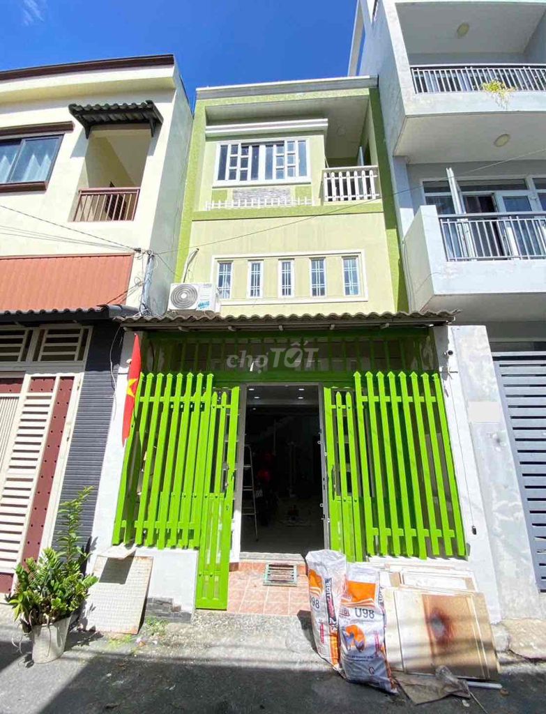 nhà đang sơn mới cho thuê hẻm lớn lê thúc hoạch