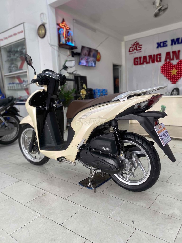 Honda Vision 110 đk 2024 màu vàng đen BSTP. Mua bán Xe máy tại Quận 12 Tp Hồ Chí Minh được đăng bởi Xe Máy Hoàng Giang An Sương  hình 5