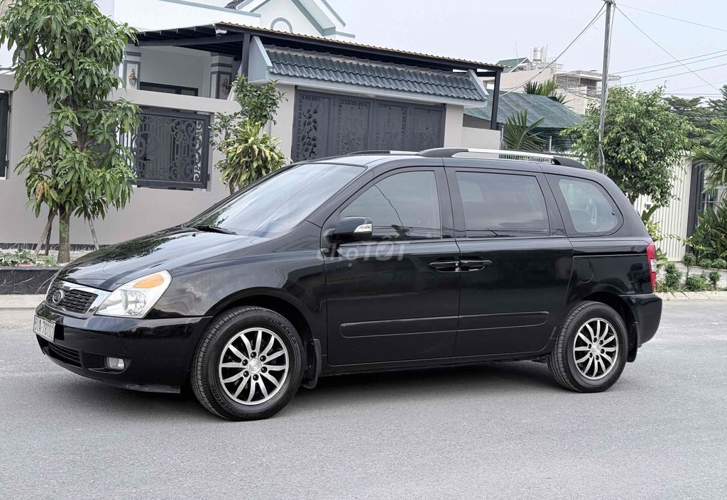 Kia Carnival 2.7AT в отличном оригинальном состоянии с полным ТО