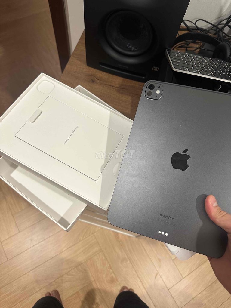 iPad Pro M4 11" - Số lần sạc đếm trên đầu ngón tay