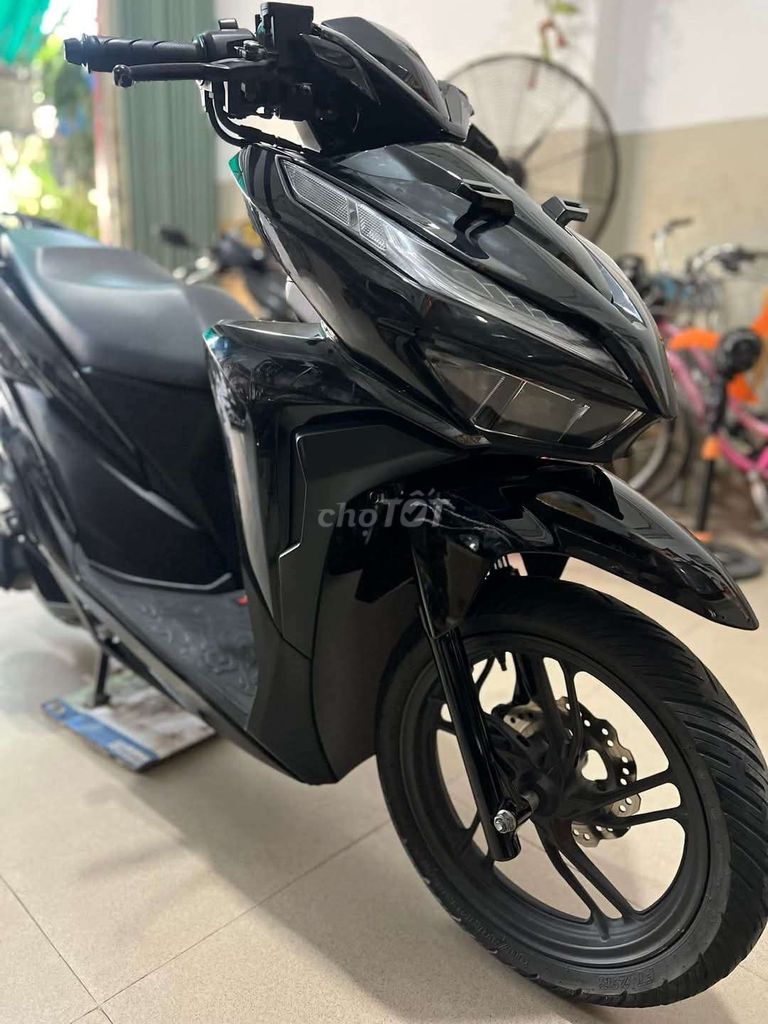 Cần bán xe vario 2023 odo 9500km màu đen bóng