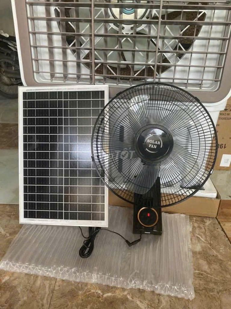 Quạt treo tường năng lượng mặt trời Đen. Mua bán Quạt tại Quận Hoàng Mai Hà Nội được đăng bởi Linh Trần hình 1