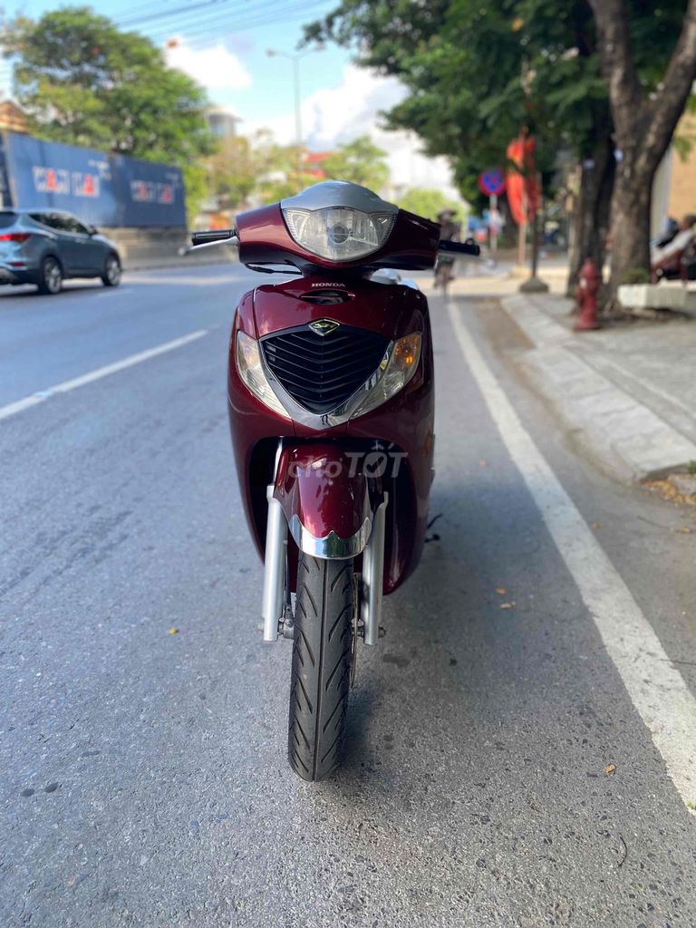 Основной владелец Honda SH 150cc, красный