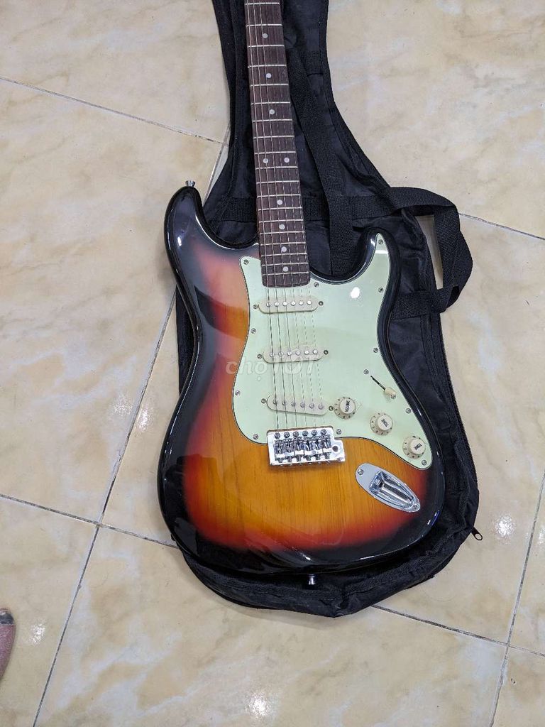 Guitar điện SX phù hợp ae bào show