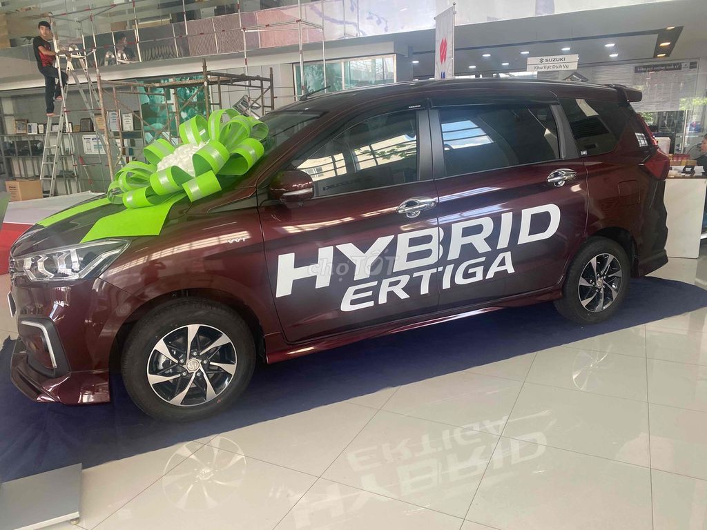 ertiga hybrid xăng điện chỉ trả 120tr lăn bánh