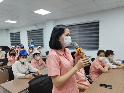 Nhân viên lắp ráp máy in linh kiện điện tử