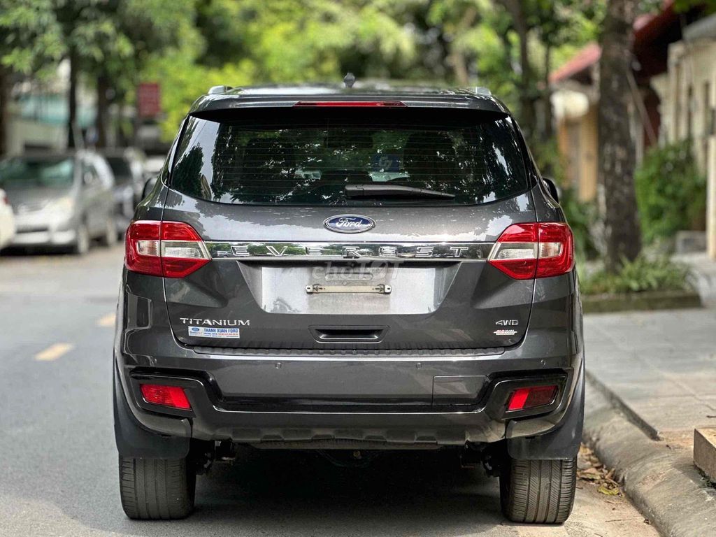 Ford Everest Titanium 4WD серый 7-местный автомат