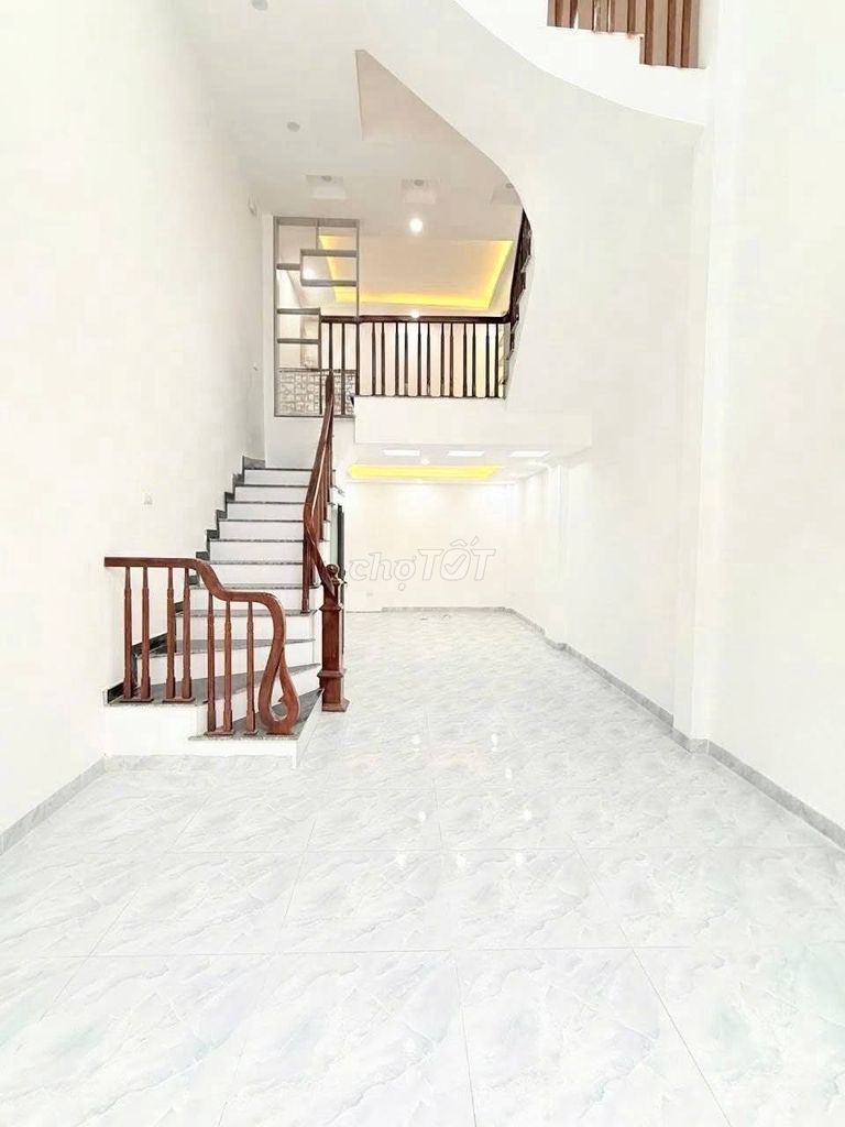 Продается дом площадью 42 м² в центре Тхань Три, 5 этажей, автомобильная дорожка