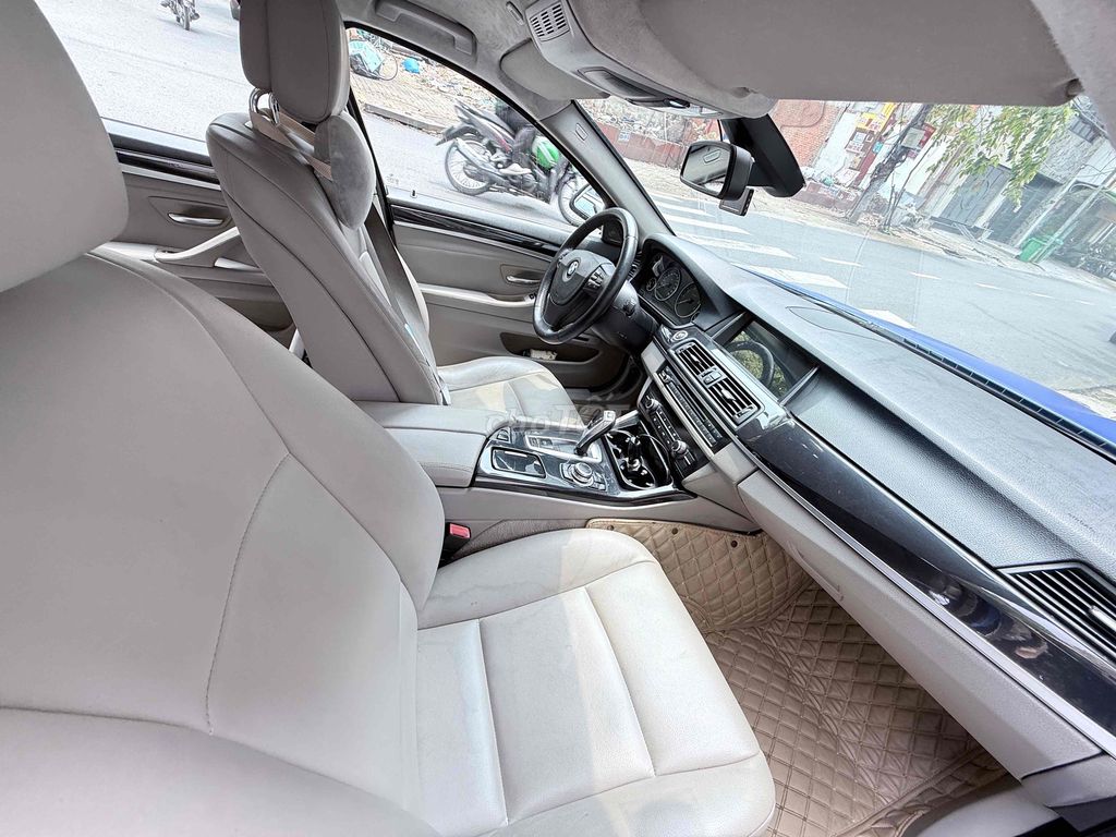 BMW 523i 2010, матовый зеленый, диски 19, премиум для прогулок
