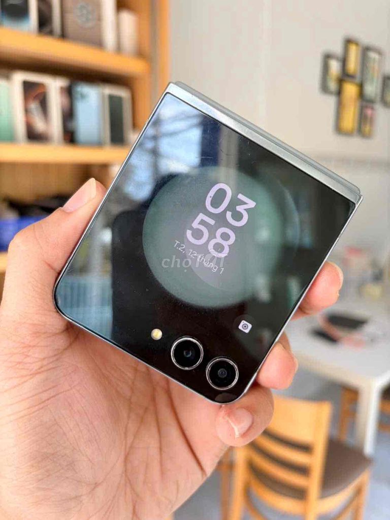 Samsung Galaxy Z Flip 5 256GB Bạc 98%. Mua bán Điện thoại tại Quận Ninh Kiều Cần Thơ được đăng bởi Lê Khang hình 1