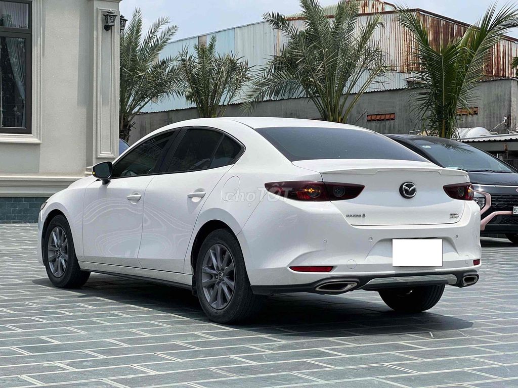 Mazda Mazda 3 Luxury 2023 белый 26000 км