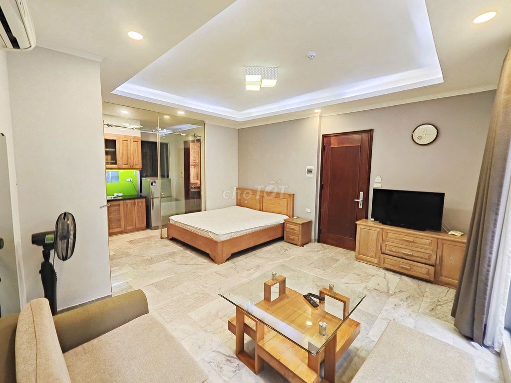 Студия 40 м², с мебелью, большие окна, Kim Ma, Ba Dinh