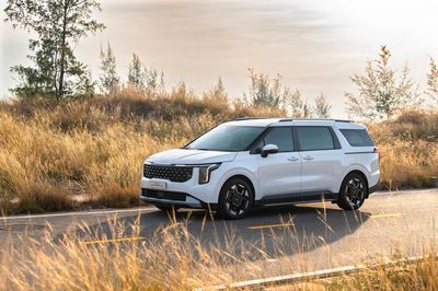KIA Carnival Signature 2025 Mới 100%