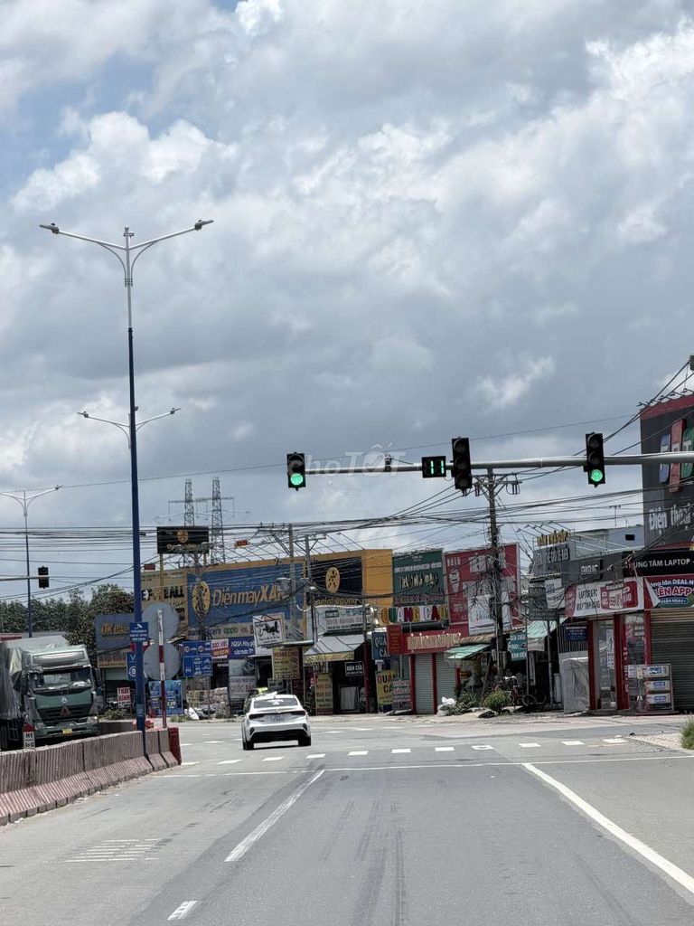 Bán đất 1 xẹt QL13 mặt tiền Kinh Doanh tốt. Ngay Cty trường học.