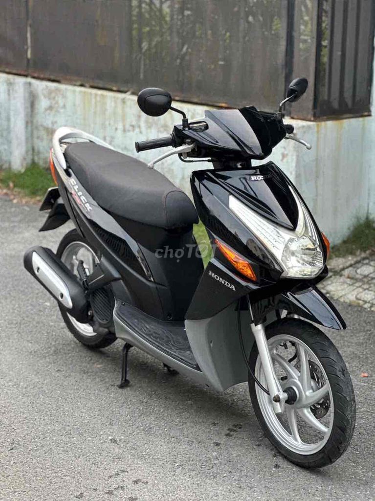 Черный скутер Honda Click 110, красивый автомобиль, тихий
