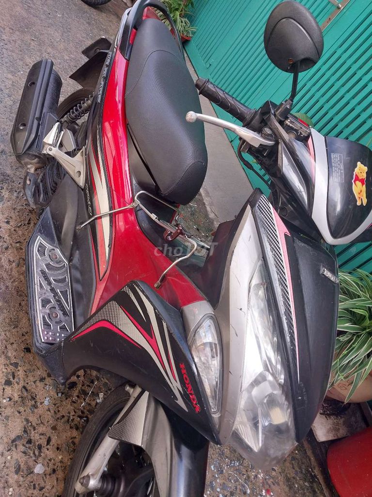 Мопед Honda Vision 2011 года, красно-серый