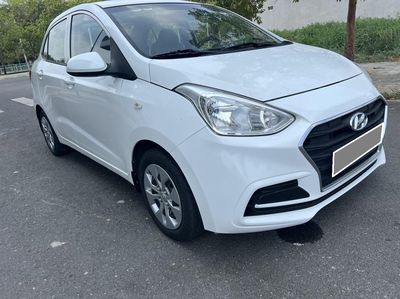 Hyundai Grand i10 số sàn 2020 màu trắng sedan
