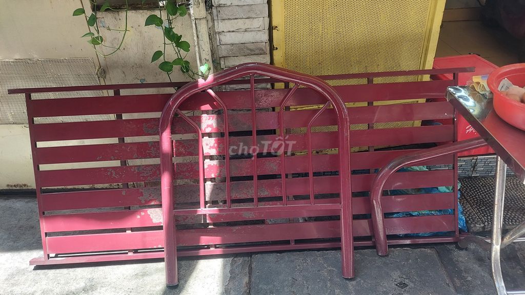 Giường sắt 1m4 x 2m màu Đỏ. Mua bán Giường, chăn ga gối nệm tại Quận 3 Tp Hồ Chí Minh được đăng bởi phạm thị mai xuân hình 1
