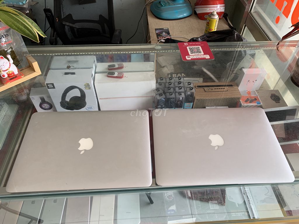 Xác 02 Macbook Air đời 2011 như hình.