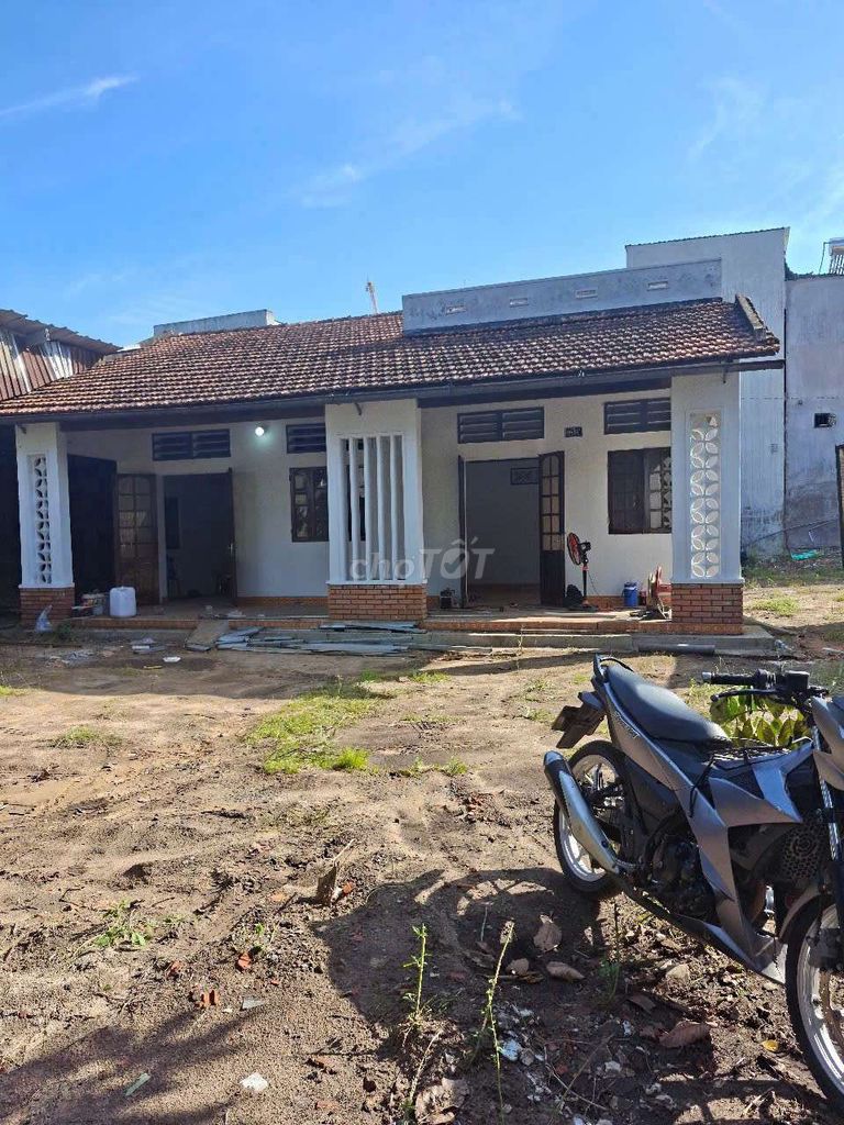 Cho thuê 1000m bao gồm nhà cấp 4+ kho +đất trống