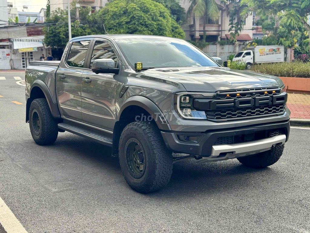 Ford Raptor 2024 тюнинг красивый автомобиль продается в дилерском центре Ford