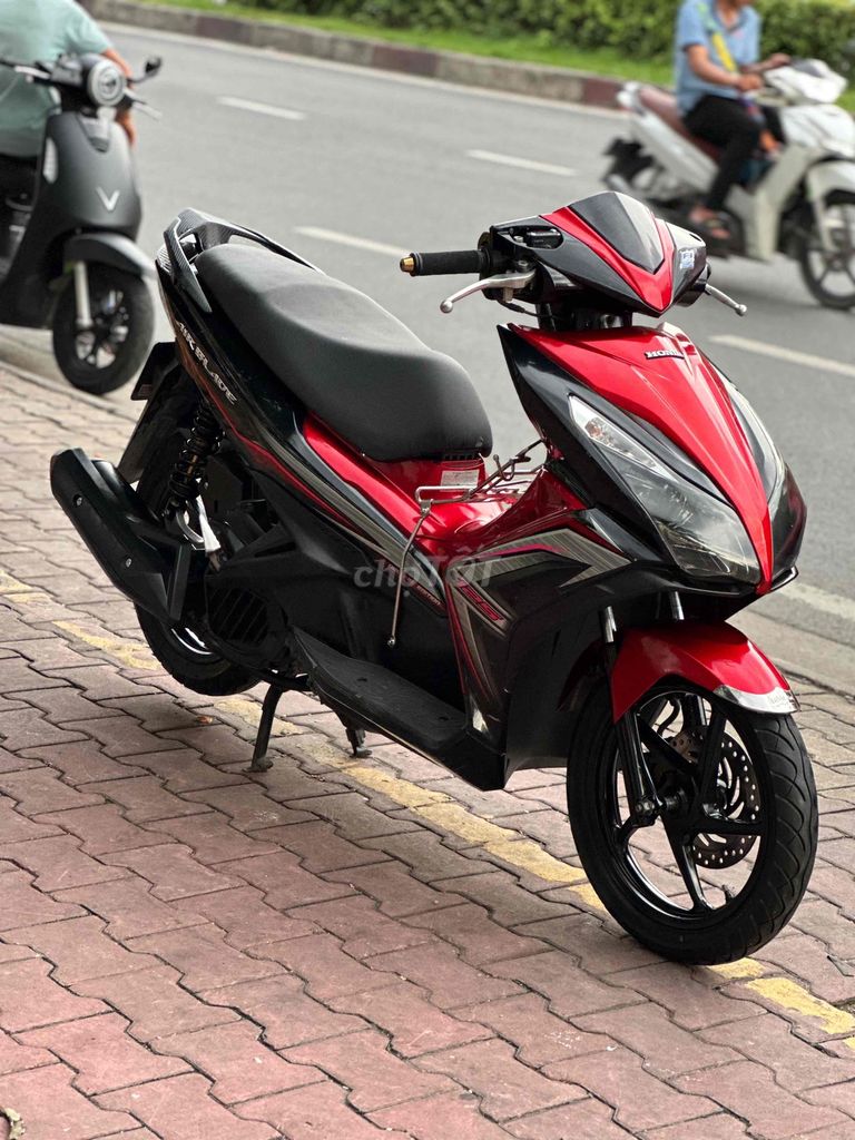 Honda Airblade 125 2015 красно-черный — собственик подписывает документы