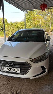 Hyundai Elantra Trắng 5 chỗ